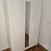 Armario blanco de tres puertas con espejo