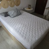 Dormitorio principal con cama de matrimonio y mesilla