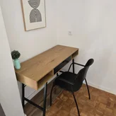 Escritorio de madera con silla